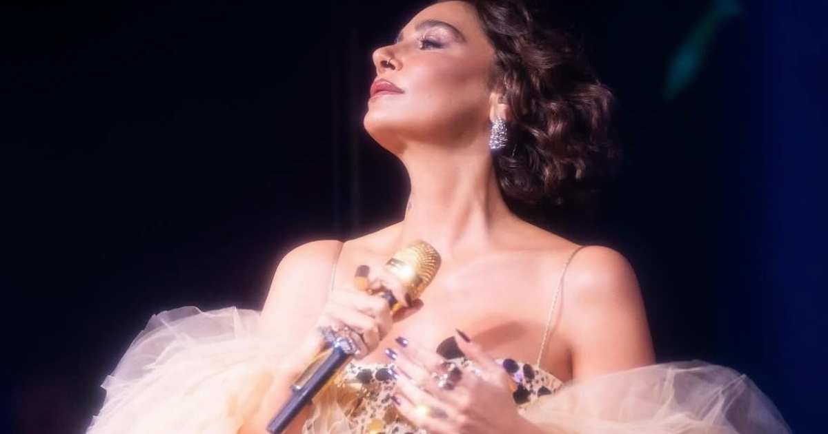 Sıla Enchants Europe in a Lustrous Nana Gotti Look Sıla Gençoğlu style, Turkish celebrity fashion, luxury womenswear, gold sequin dress, white statement dress, Nana Gotti dress, New York Muse collection, Turkish designer brand