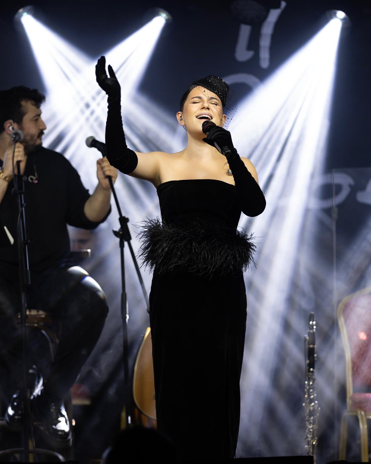 Merve Özbay in Aurel